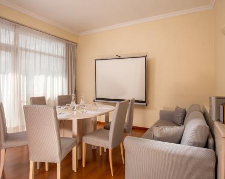 Ideal for meetings up to maximum 6 people or for business meetings. Check the availability