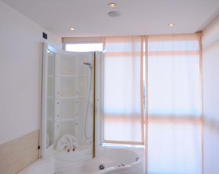 La fantastica suite offre ai suoi ospiti un bagno spazioso dotato di una vasca idromassaggio!