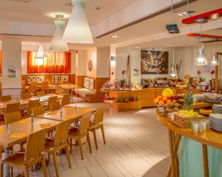 L'hote Globus, 3 stelle Roma, dispone di un ristorante interno che offre, dal lunedì al venerdì, un menù a buffet  dove assaparare piatti tipici della cucina italiana.